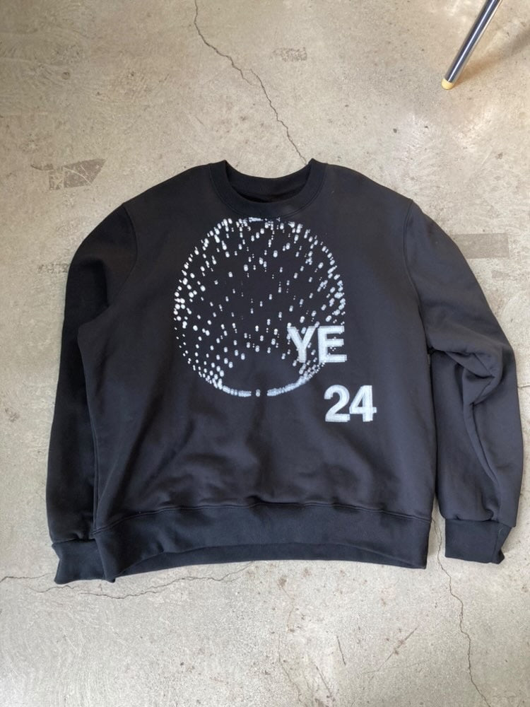 YE24 black sweater
