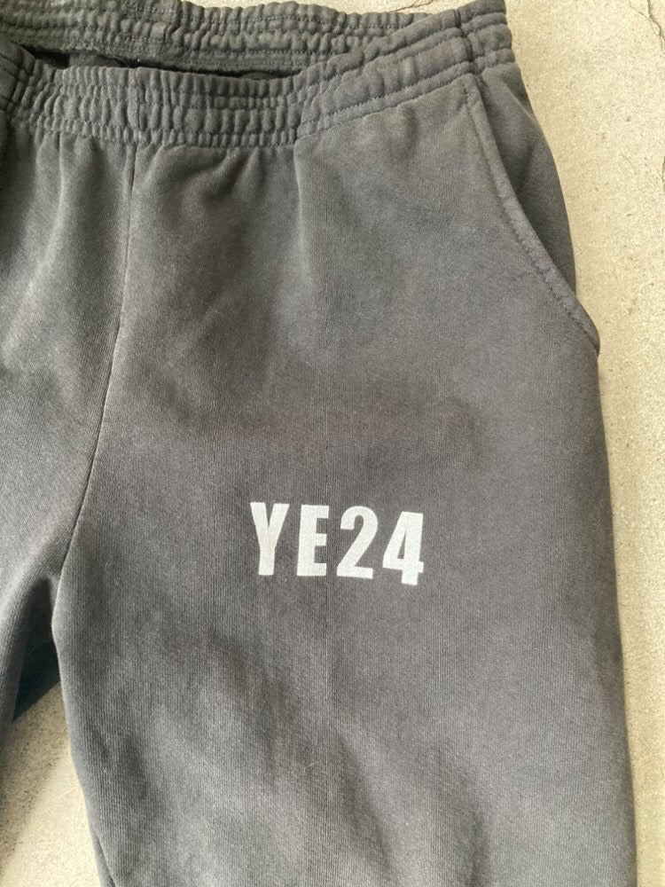 YE24 sweatpants