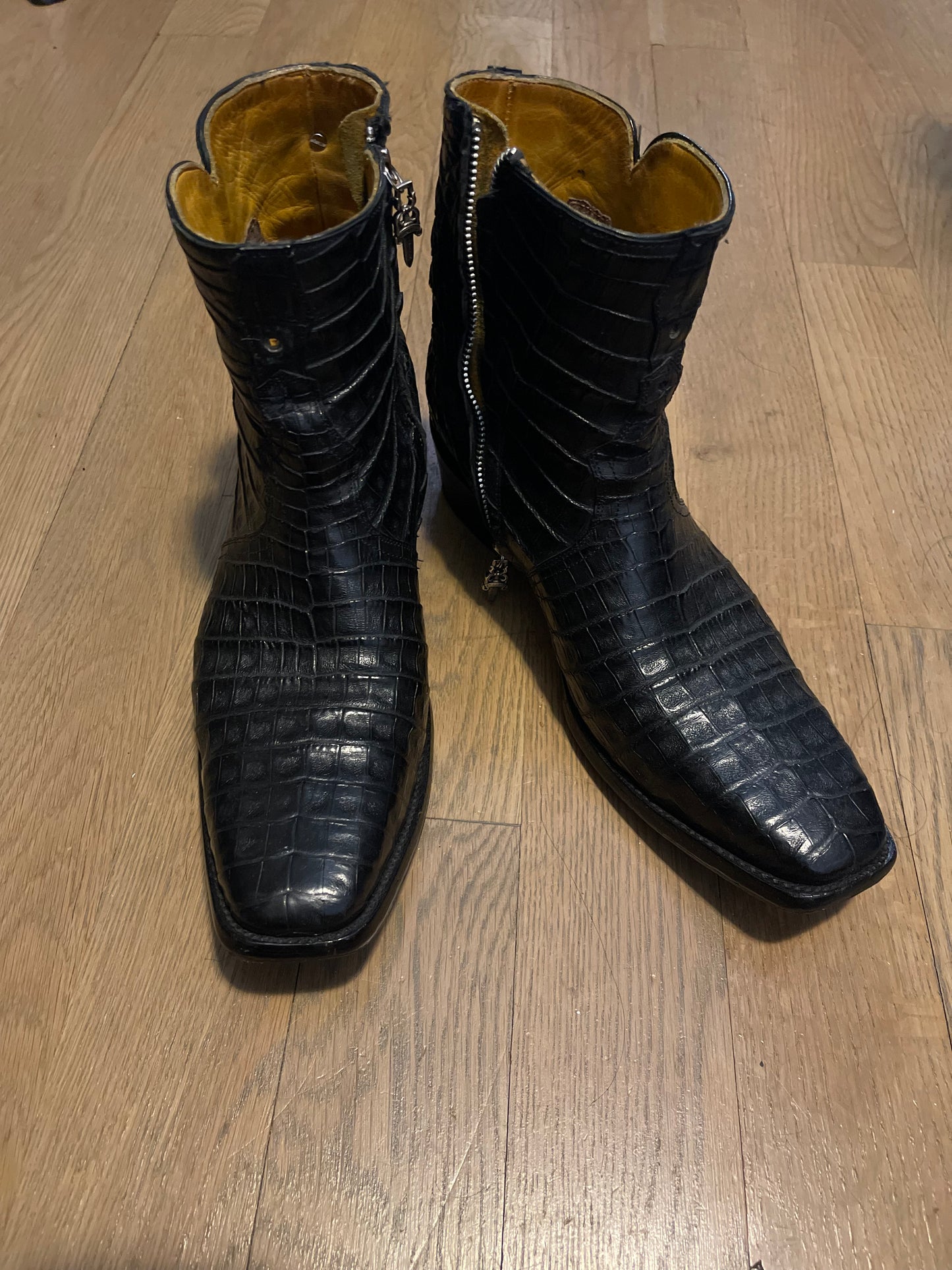 Unbranded crocodile boots