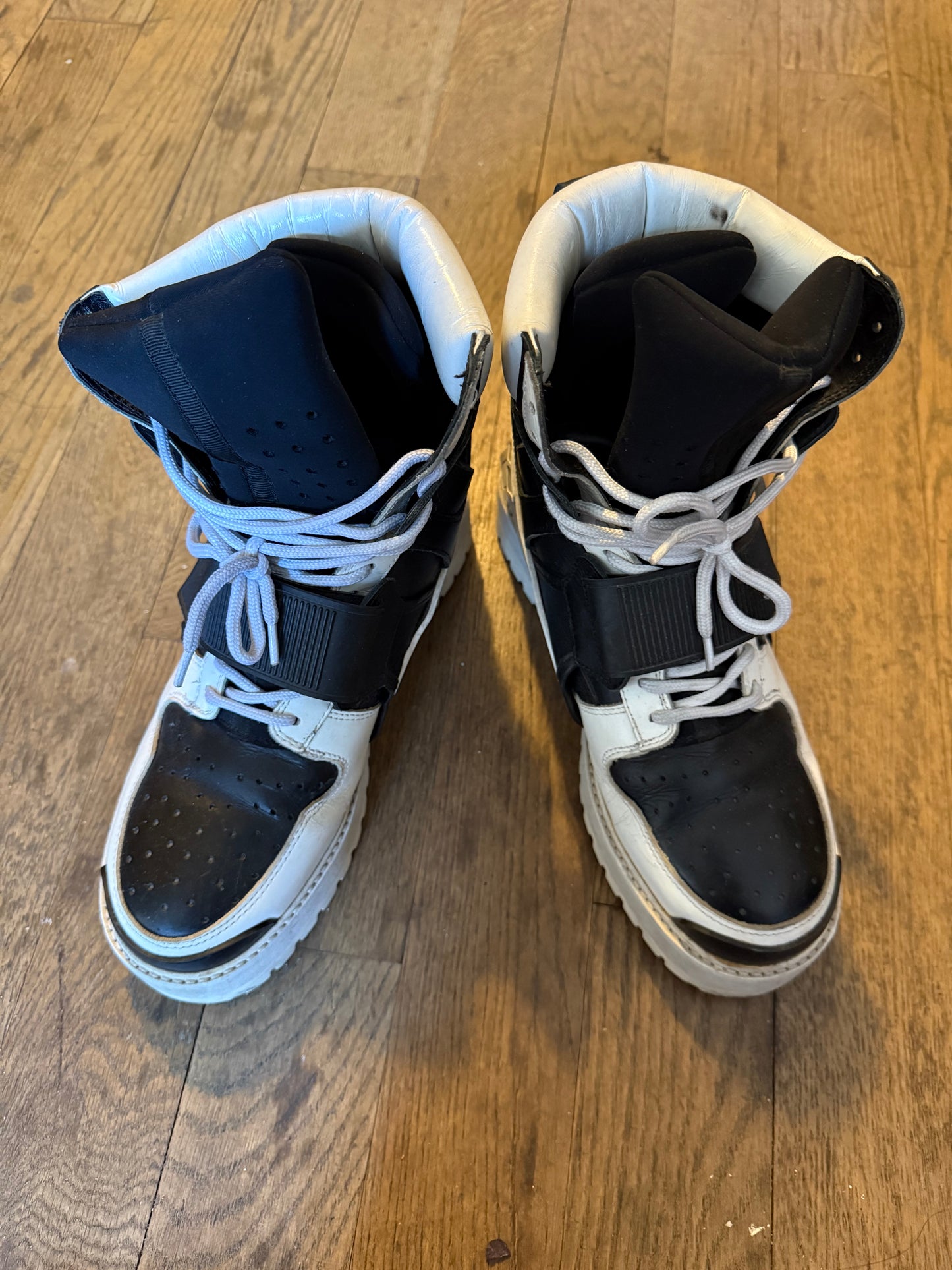 Hood by air avalanche boots