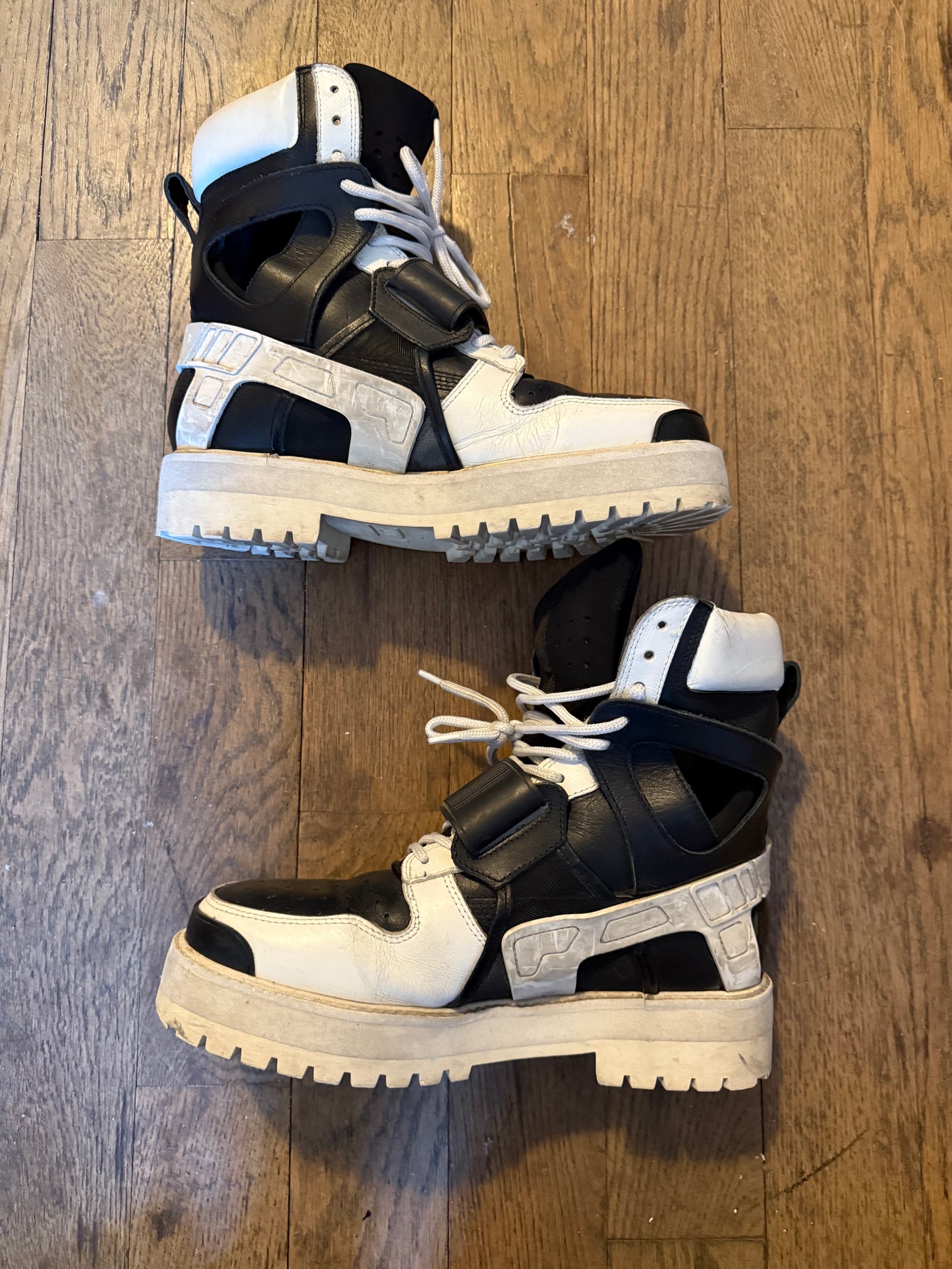 Hood by air avalanche boots