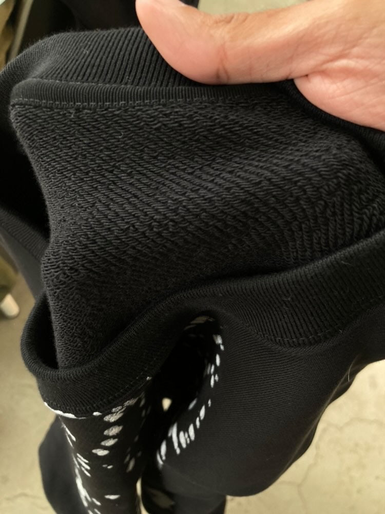 YE24 black sweater