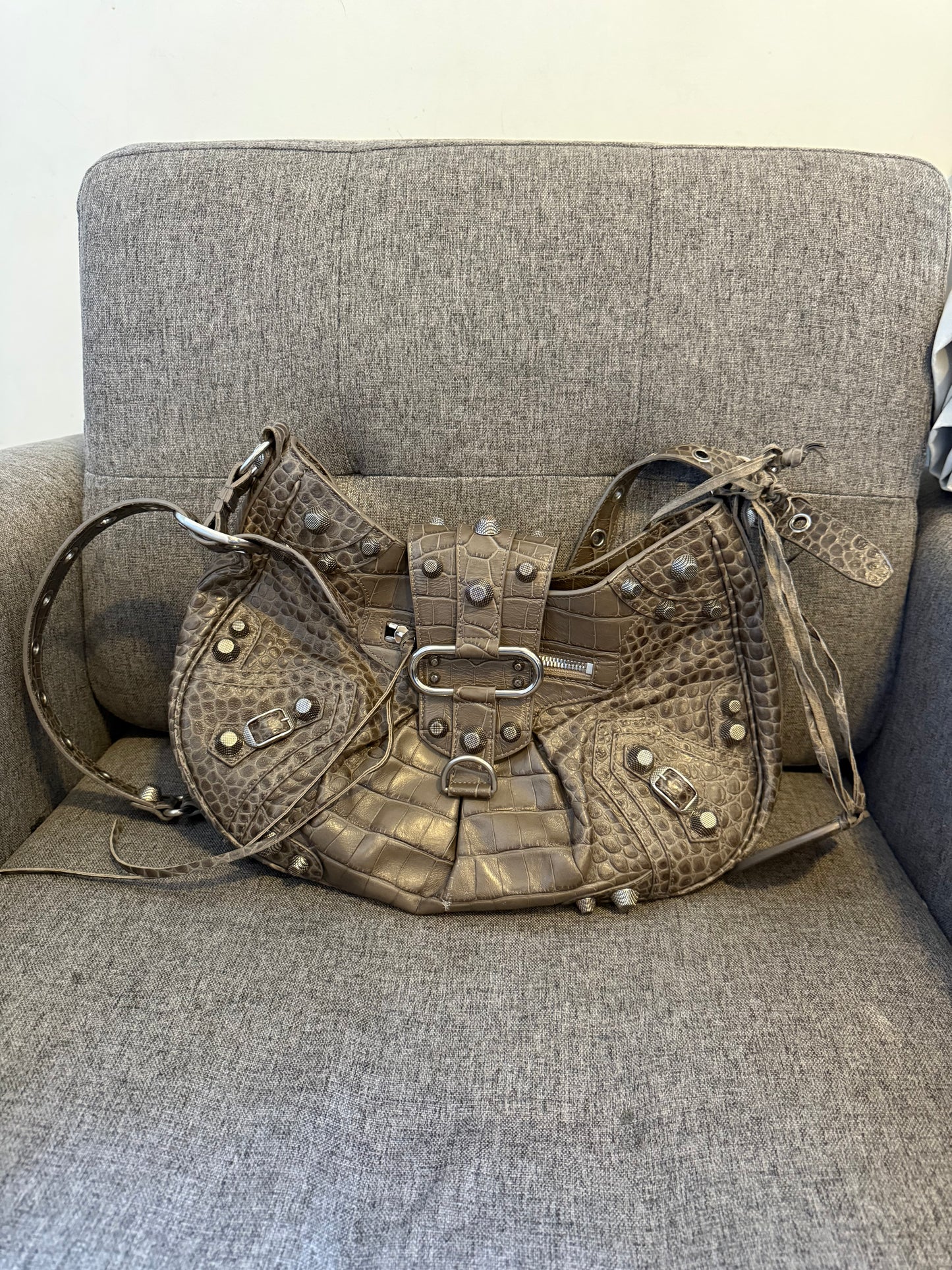 Balenciaga medium le cagole bag