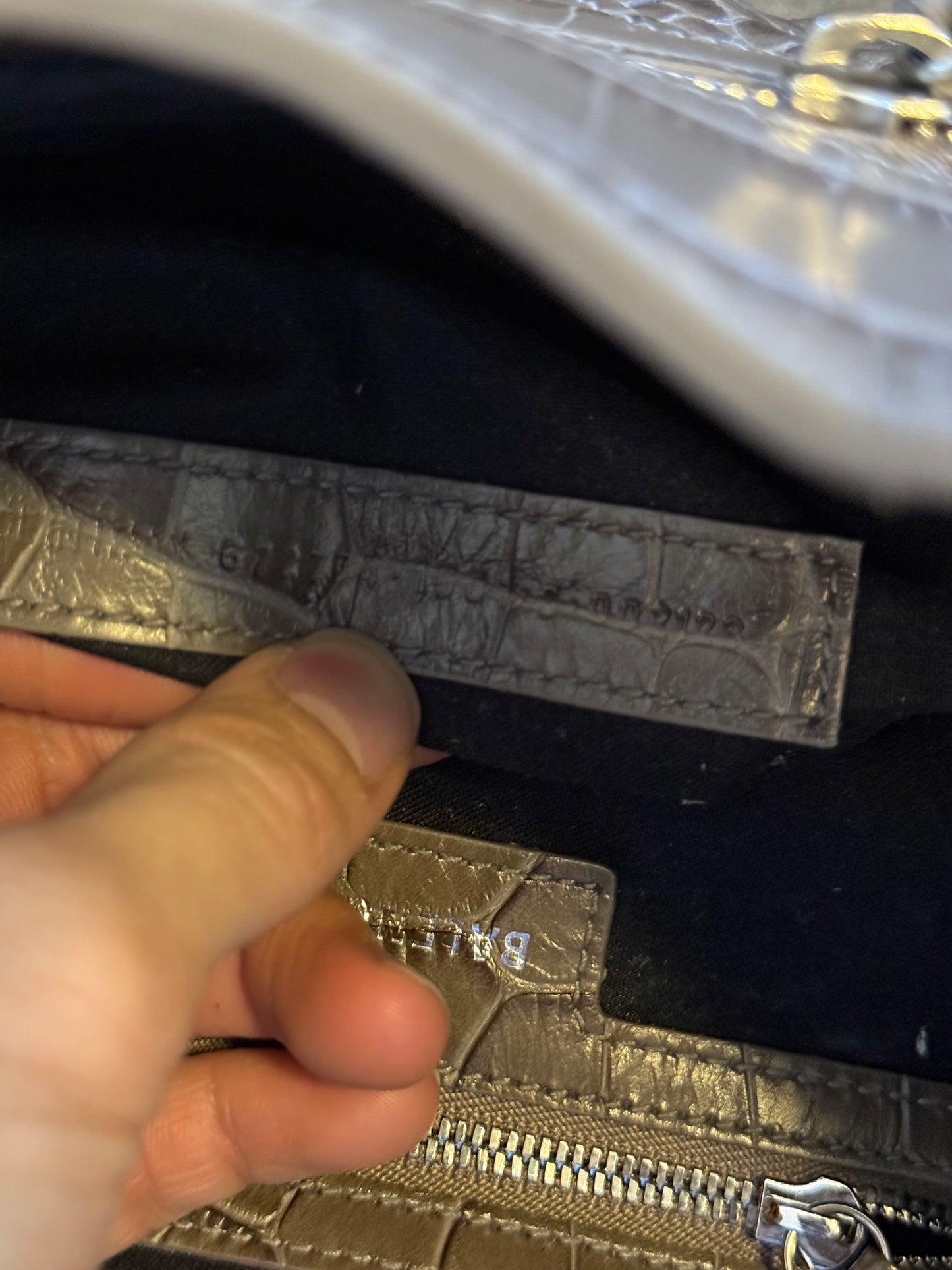 Balenciaga medium le cagole bag